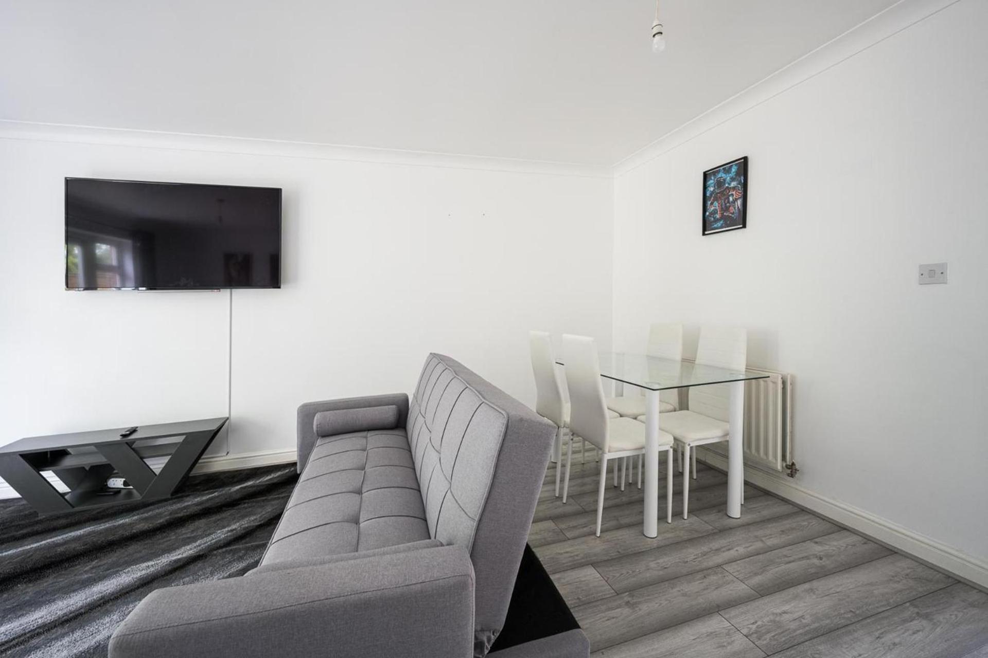 House-Sleeps7-Parking-Garden-Sportschannels Мейдстън Екстериор снимка