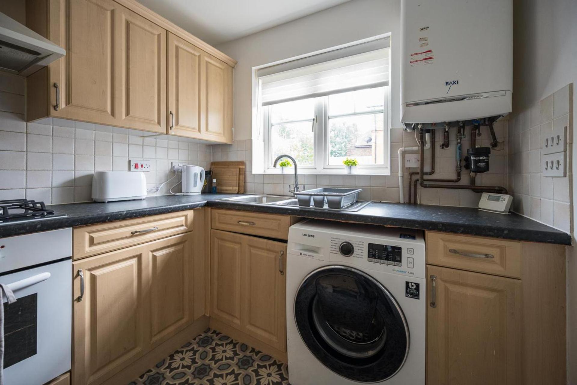 House-Sleeps7-Parking-Garden-Sportschannels Мейдстън Екстериор снимка