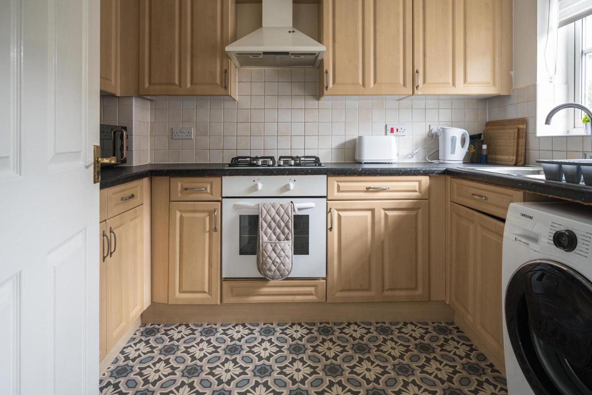House-Sleeps7-Parking-Garden-Sportschannels Мейдстън Екстериор снимка